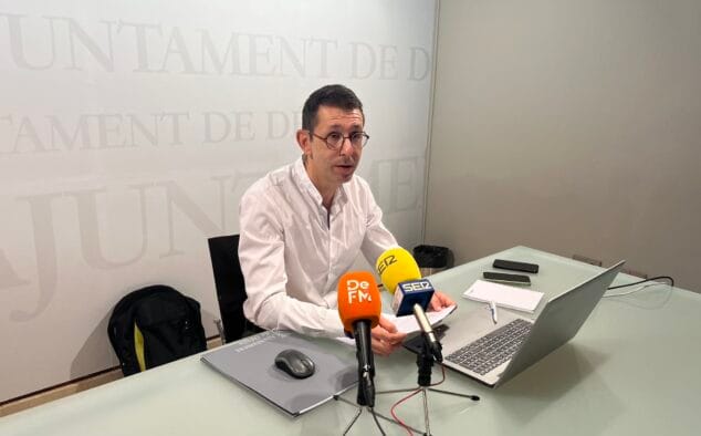Todo listo para el chapuzón de los vecinos y el turismo: las novedades de las playas de Dénia de este verano 3 Imagen: El concejal de Playas, Pepe Doménech, durante la rueda de prensa