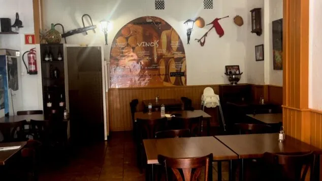 Cierra tras 50 años la Tasca El Gallego, uno de los restaurantes más emblemáticos del barrio marinero de Dénia 1 Imagen: El interior de Tasca El Gallego, restaurante de Dénia con 50 años que dice adiós