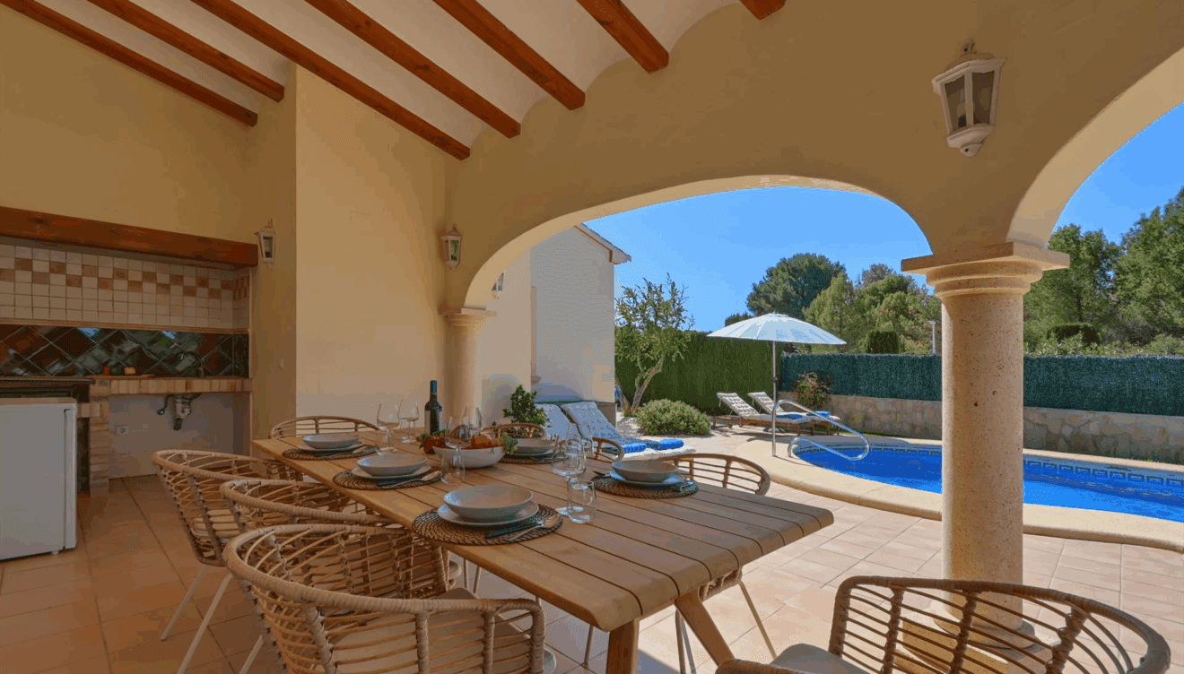 El porche cubierto tiene gran potencial para disfrutar en familia o amigos