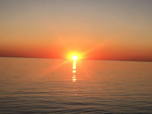 Imagen: El sol amanece en Dénia