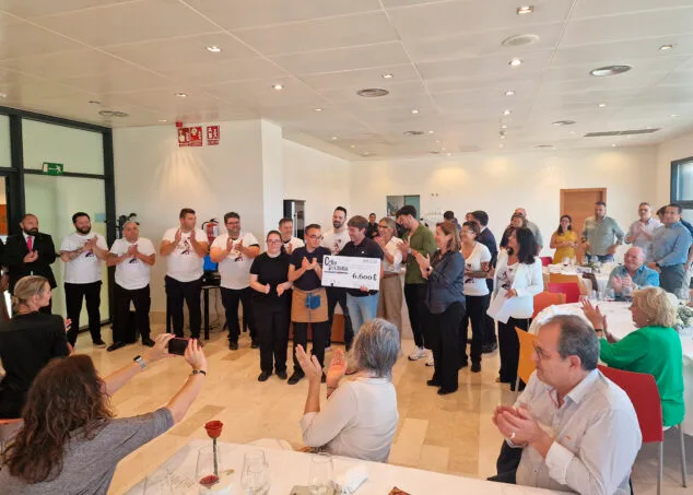 Imagen: Entrega de la recaudación al C.E.E. Comarcal Raquel Payà
