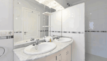 Espacioso y minimalista baño durante tu estancia