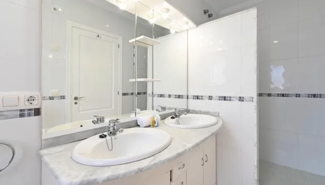 espacioso y minimalista bano durante tu estancia