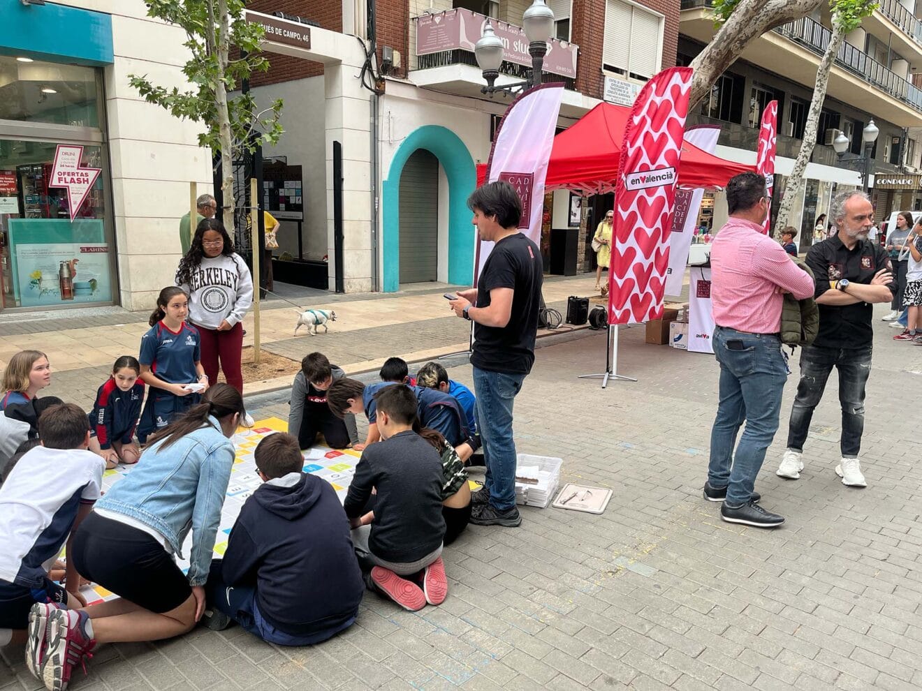 Estudiantes de Dénia aprendiendo valenciano con juegos en la calle