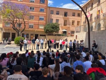 estudiantes en la lectura del manifiesto por el dia contra la violencia lgtbiq