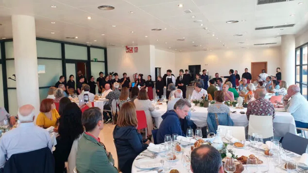 Imagen: La sala de la I Comida Solidaria en beneficio del C.E.E. Comarcal Raquel Payà