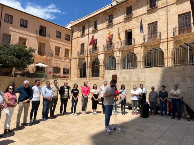 Dénia reivindica la solidaridad frente a los discursos de odio: «La bandera LGTBI no es ningún trapo» 2 Imagen: Lectura del manifiesto de la Junta Local Fallera