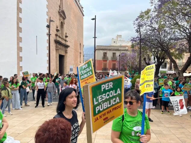 Huelga educativa en la Comunitat Valenciana: multitudinaria concentración en Dénia en defensa de la educación plurilingüe 8 manifestacion educativa en denia 13