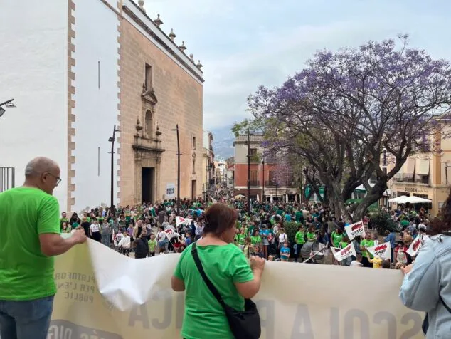 Huelga educativa en la Comunitat Valenciana: multitudinaria concentración en Dénia en defensa de la educación plurilingüe 4 Imagen: Manifestación educativa en Dénia