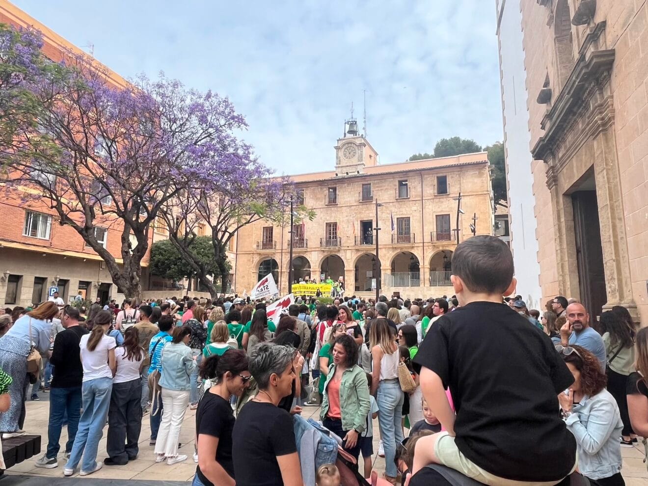 Alumnos y profesores en la manifestación educativa de Dénia