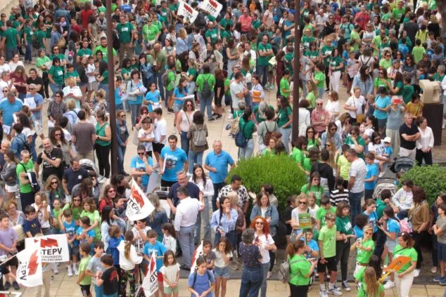 Huelga educativa en la Comunitat Valenciana: multitudinaria concentración en Dénia en defensa de la educación plurilingüe 21 manifestacion educativa en denia 33