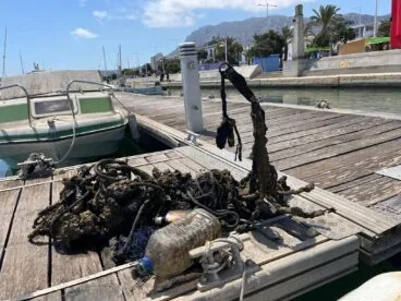 mas basura sacada de las aguas de denia