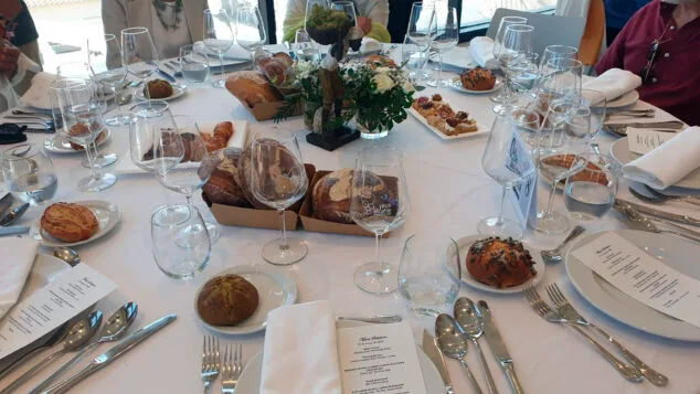 mesa de la i comida solidaria en denia