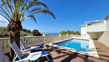Refréscate en la piscina de esta villa con vistas