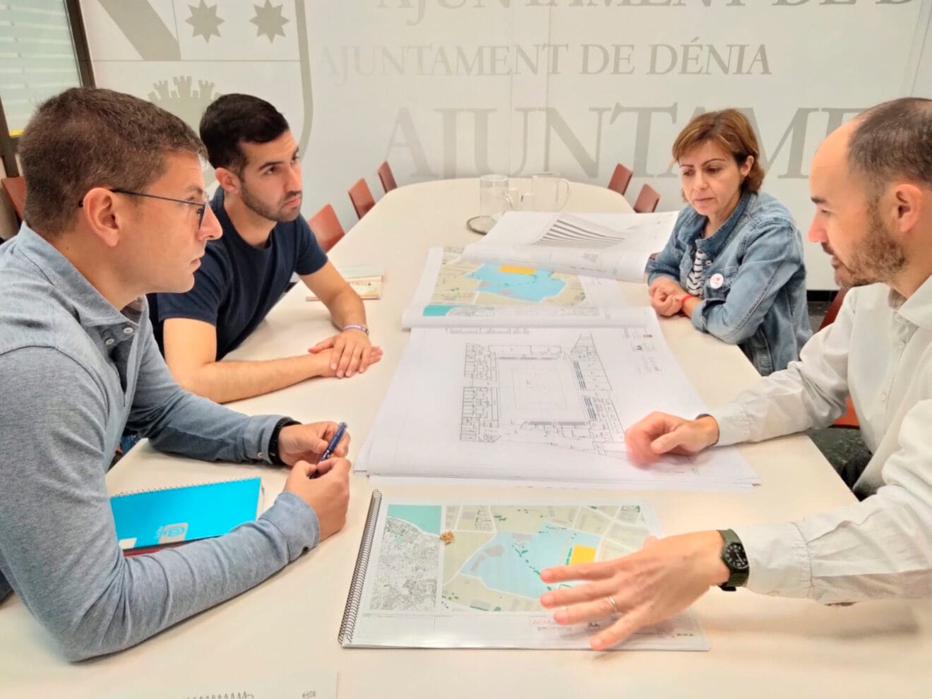 Reunión de trabajo sobre el nuevo pabellón deportivo de Dénia
