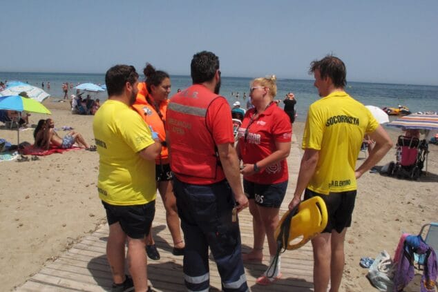 Todo listo para el chapuzón de los vecinos y el turismo: las novedades de las playas de Dénia de este verano 2 Imagen: Socorristas en una playa de Dénia