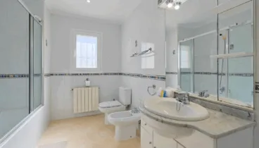 Sus baños, modernos, te invitan a relajarte