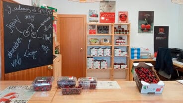 botiga de la coopetariva de la vall de gallinera amb cireres de la muntanya d'alacant 2024