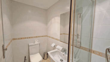 Un baño moderno en esta villa