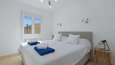 Una habitación luminosa para relajarte en Jávea