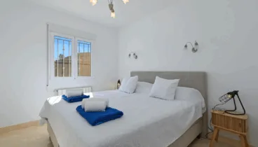 Una habitación luminosa para relajarte en Jávea