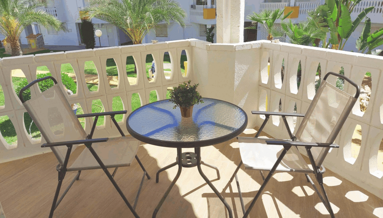Acogedora terraza cubierta en apartamento en Dénia