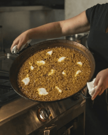 Arroz de pescado tradicional alicantino con producto fresco de la lonja en Mar en calma Dénia