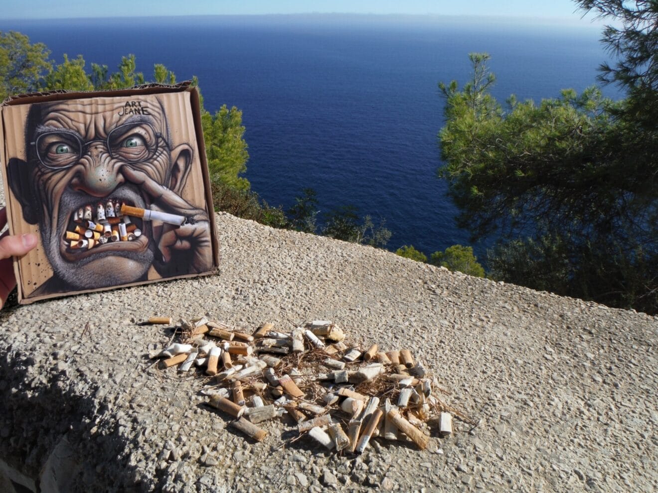 cara fea para las colillas encontradas en una de las  calas de Javea