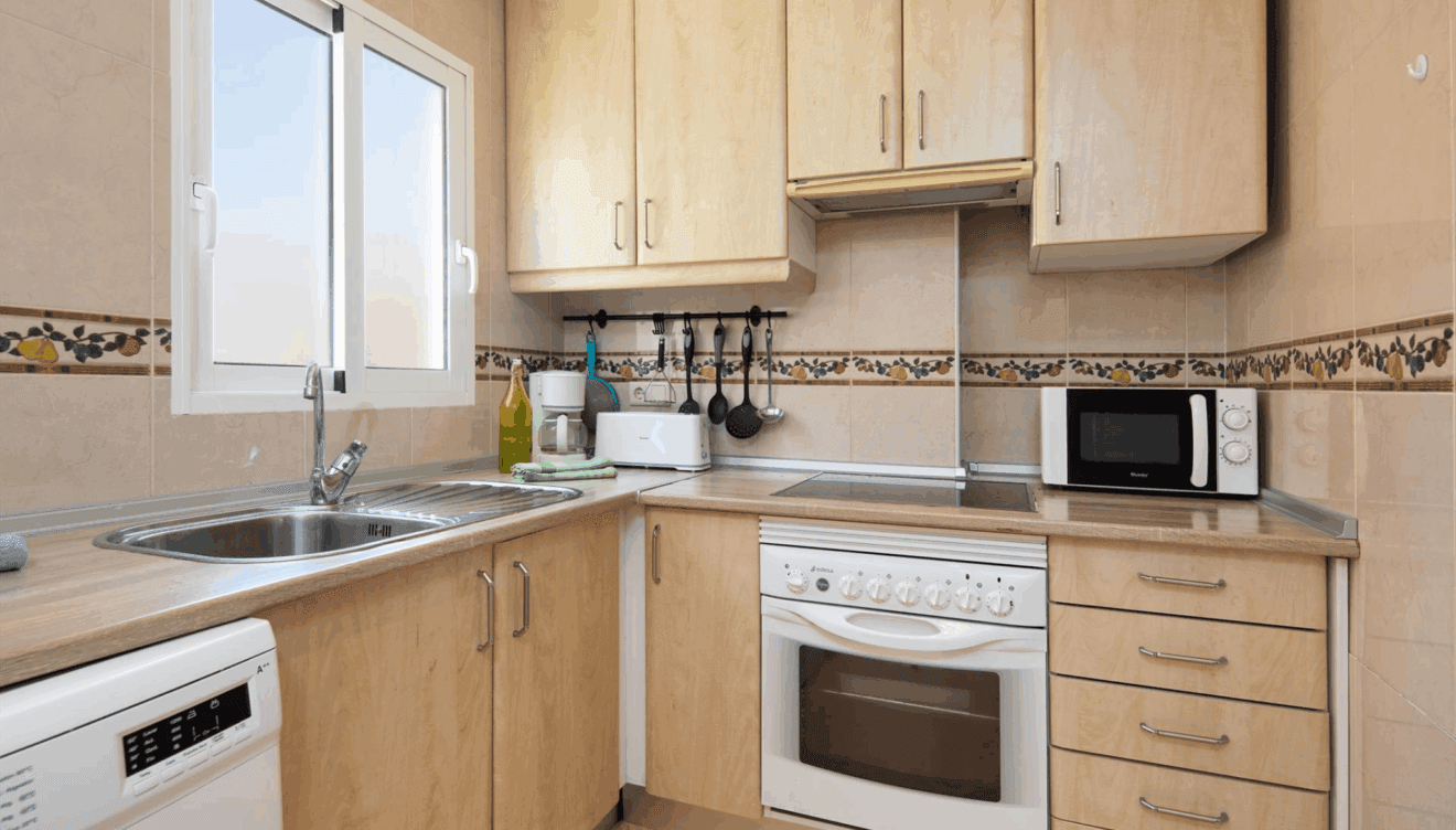 Cocina reformada y equipada en Dénia