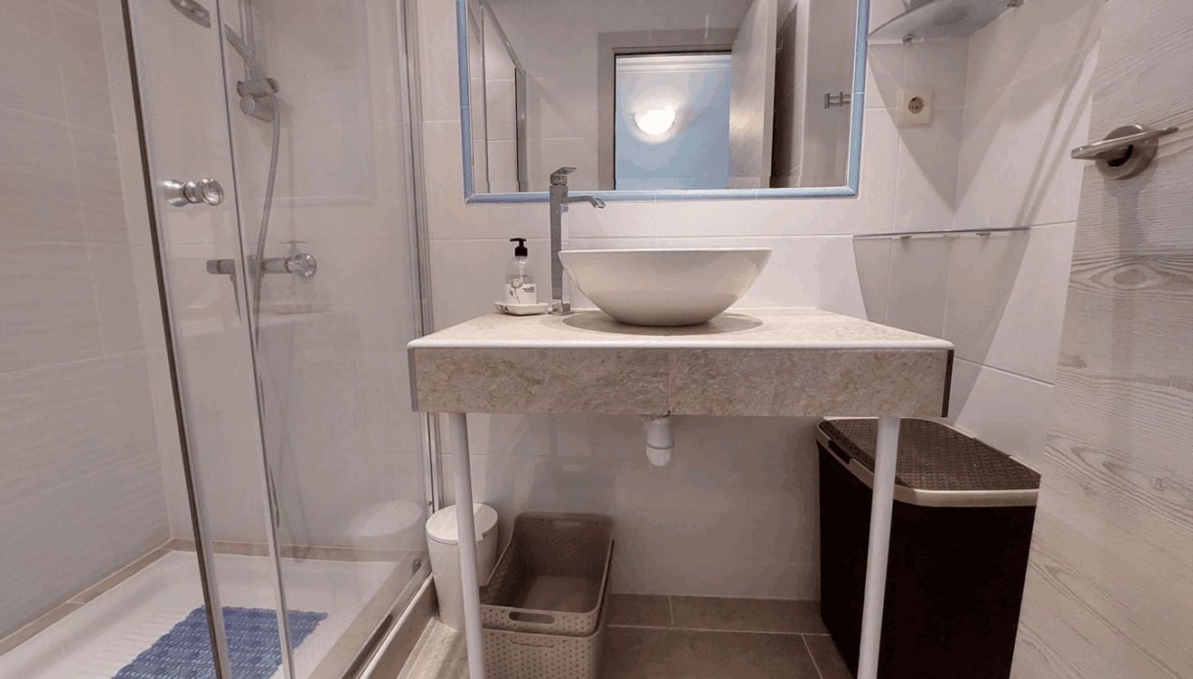 Elegante baño en apartamento de verano en Dénia