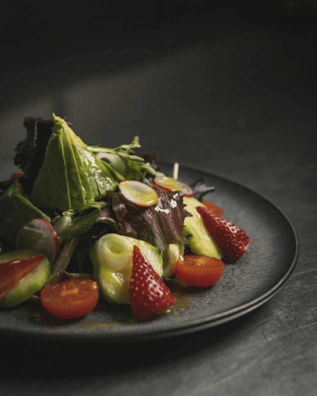 Mar en calma 5 ensalada fresca con ingredientes de la tierra y pinceladas internacionales