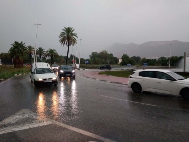 La lluvia provoca los primeros cortes de tráfico en Dénia 1 Imagen: Fuerte lluvia en la entrada de Dénia (1)