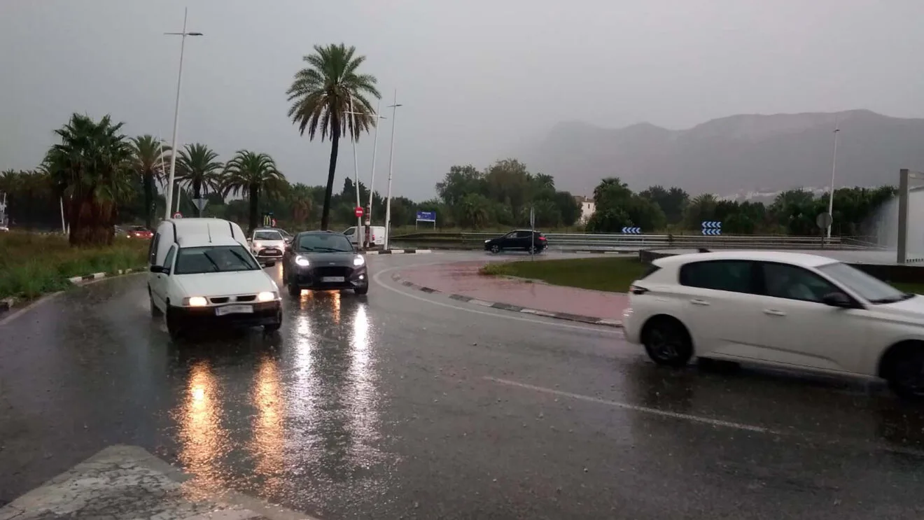 Fuerte lluvia en la entrada de Dénia dest