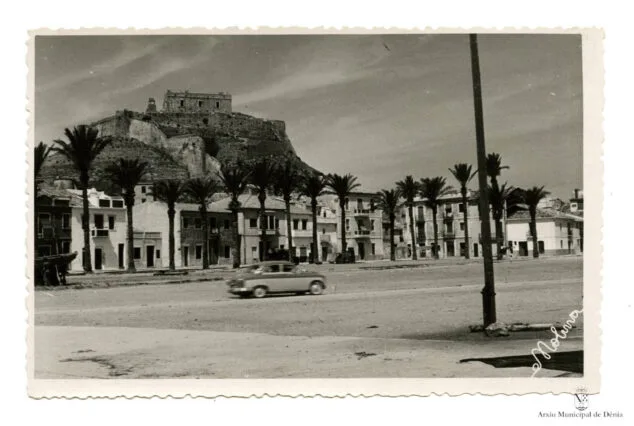 La Dénia de postal: cómo ha evolucionado la imagen con la que se vende la ciudad al turismo 4 Imagen: La explanada Cervantes en una antigua postal | Arxiu Municipal