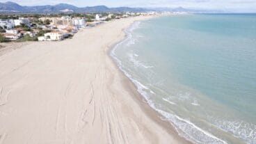 la nueva playa de les deveses en denia a vista de dron