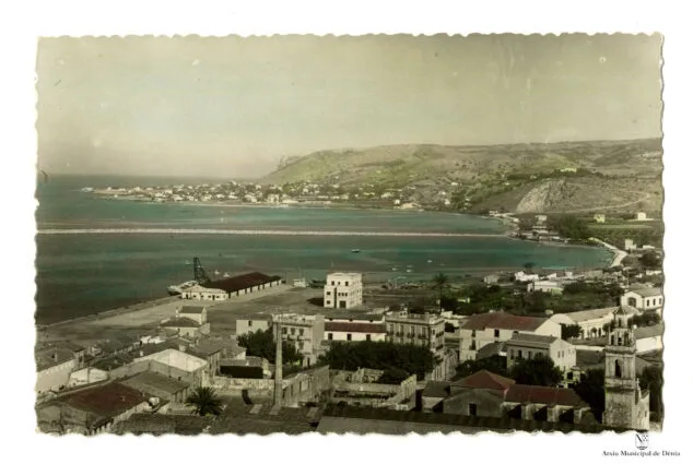 La Dénia de postal: cómo ha evolucionado la imagen con la que se vende la ciudad al turismo 8 Imagen: Les Rotes desde Dénia en una postal | Arxiu Municipal