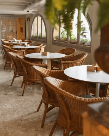 Mesas vestidas para una velada idílica en el Hotel Los Ángeles Dénia
