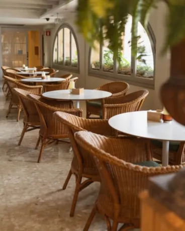 Mesas vestidas para una velada idílica en el Hotel Los Ángeles Dénia
