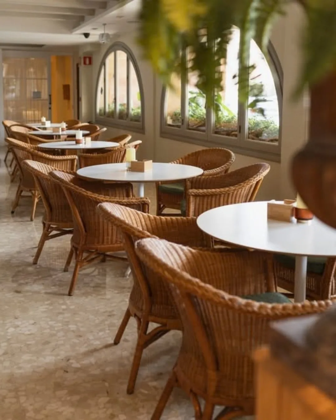 Mesas vestidas para una velada idílica en el Hotel Los Ángeles Dénia