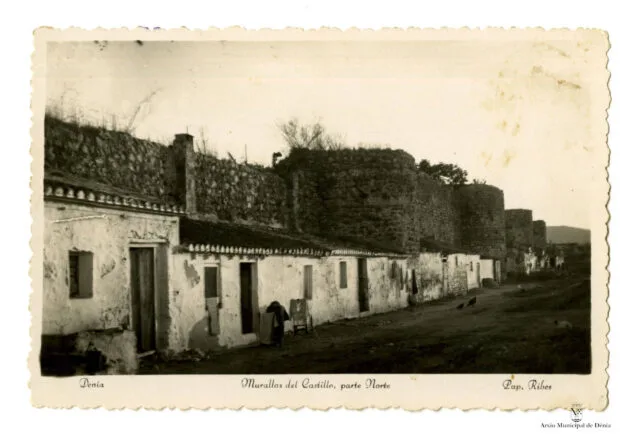 La Dénia de postal: cómo ha evolucionado la imagen con la que se vende la ciudad al turismo 6 Imagen: Murallas del castillo de Dénia fotografiadas para una postal | Arxiu Municipal