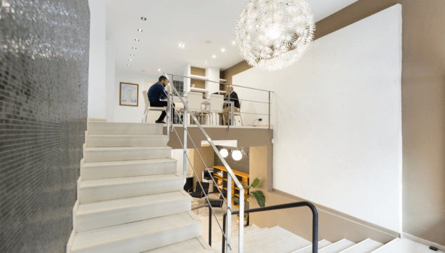 oficina a doble altura en gv arquitecnia