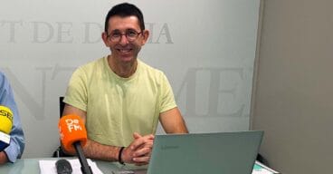 Pepe Doménech durante la rueda de prensa del manual para la retirada de posidonia