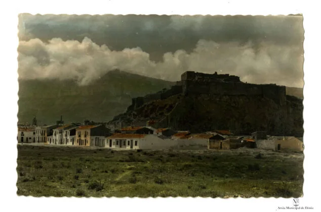 La Dénia de postal: cómo ha evolucionado la imagen con la que se vende la ciudad al turismo 3 Imagen: Postal coloreada del castillo de Dénia | Arxiu Municipal