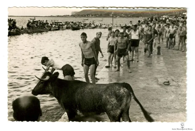 La Dénia de postal: cómo ha evolucionado la imagen con la que se vende la ciudad al turismo 7 Imagen: Postal de Bous a la Mar de Dénia | Arxiu Municipal
