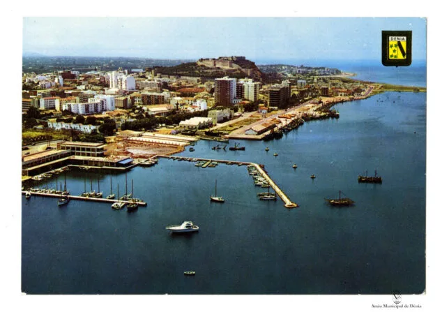 La Dénia de postal: cómo ha evolucionado la imagen con la que se vende la ciudad al turismo 2 Imagen: Postal del puerto de Dénia desde el aire | Arxiu Municipal