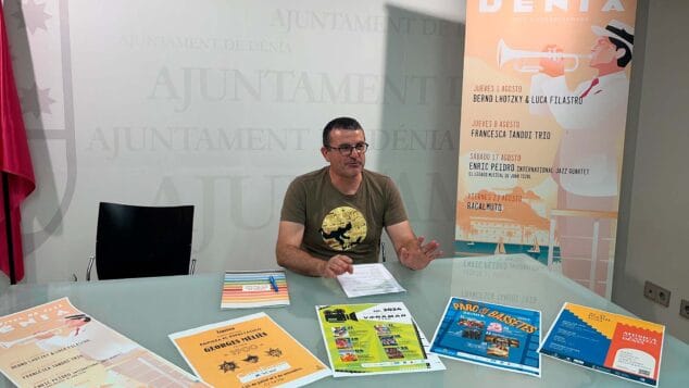 Imagen: Raúl García de la Reina presentando la programación cultural de Dénia para el verano