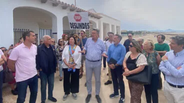 representantes del partido popular junto a la asociacion de afectados por el deslinde de denia