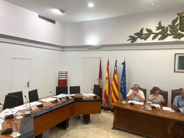 Bronca en Dénia por una moción LGTBI que lleva al PP a abandonar el pleno 1 Imagen: Sillones de los ediles populares vacíos durante el pleno de Dénia