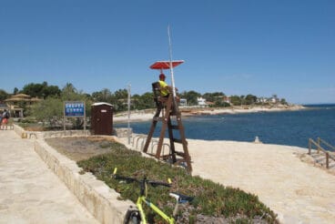 Socorrista vigilando la playa junto al baño
