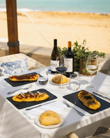 Terraza luminosa del restaurante Mar en calma con vistas a la costa